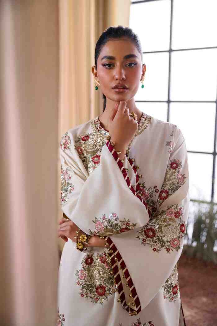Ethnc A stunning 2-piece set featuring a lace-detailed kurta paired with beautifully embroidered pants D2 - Image 6