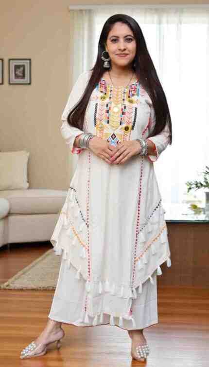 The Perfect Lace-Detailed Kurta with Thread Mirror