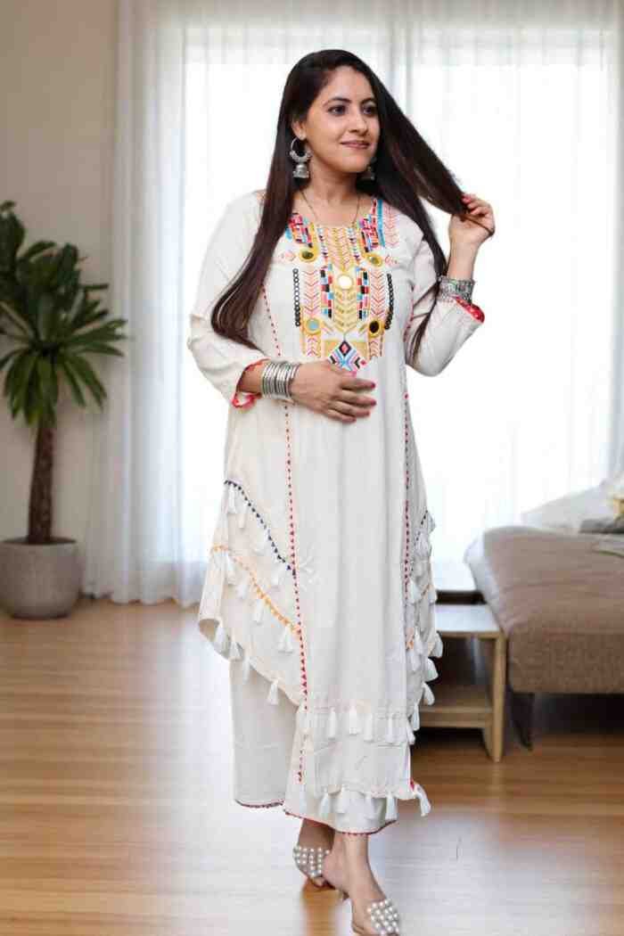 The Perfect Lace-Detailed Kurta with Thread Mirror Embroidery D03 - Image 4