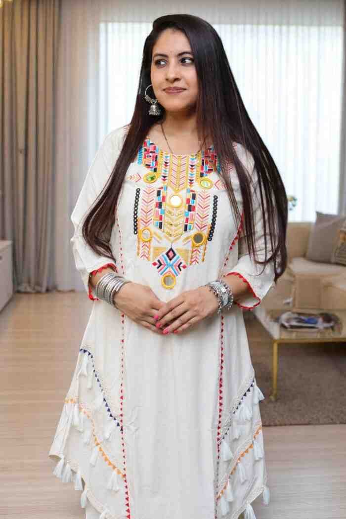 The Perfect Lace-Detailed Kurta with Thread Mirror Embroidery D03 - Image 3