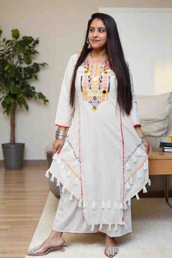 The Perfect Lace-Detailed Kurta with Thread Mirror Embroidery D03 - Image 2